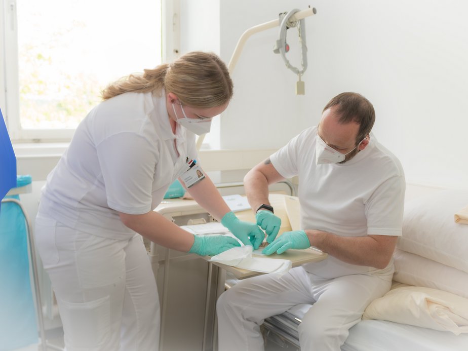 Eine Pflegefachassistentin und ein Pflegefachassistent.
