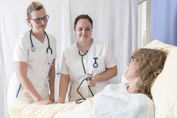 Pflegekräfte versorgen Patientin