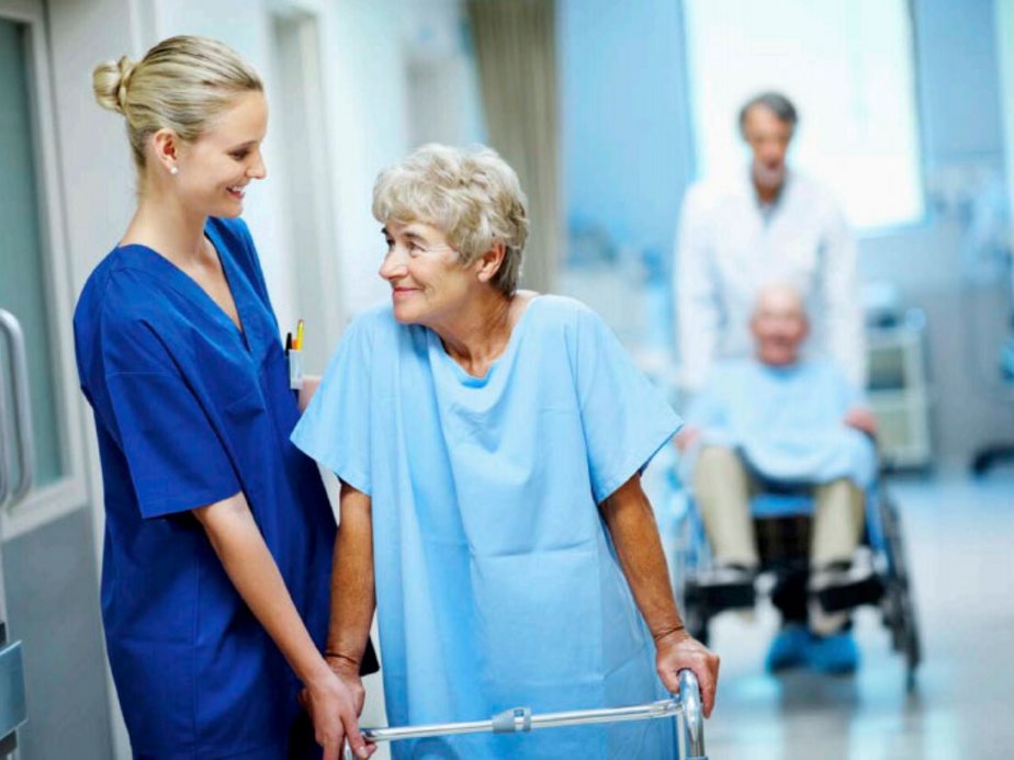 Eine Pflegeassistentin mit einer Patientin.