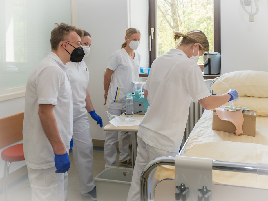 PflegefachassistentInnen stehen beieinander.